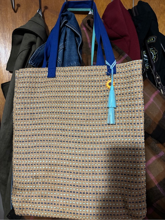 The Unbranded Brand Handbags - NWOT Blue-Handle Woven Straw Tote Bag with Tassel